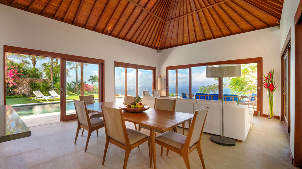 Sol y Mar - Cool dining and living spaces overlooking the ocean